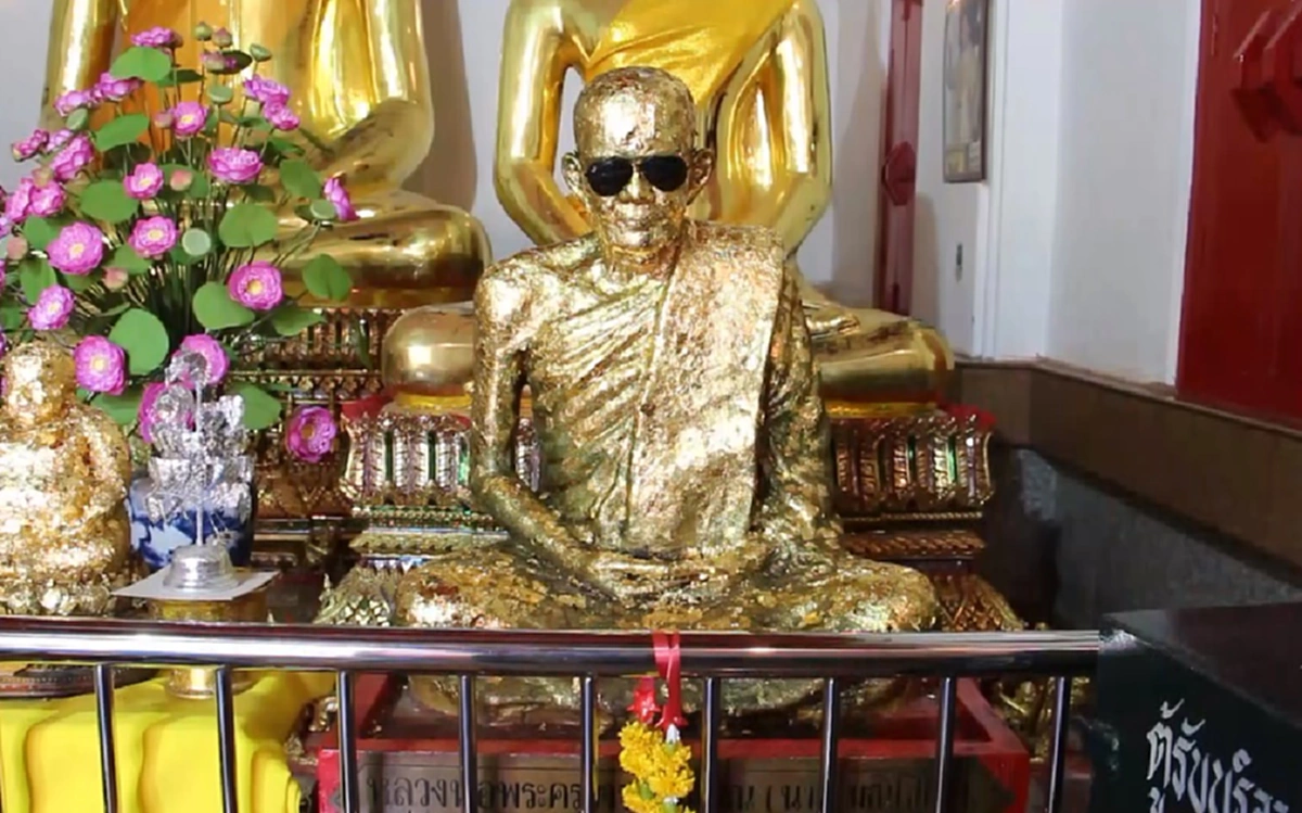 แปลกจริงหนอ!! รูปหล่อเกจิดังใส่แว่นเรแบนด์ เจ้าอาวาสเผยลูกศิษย์นำมาใส่ ชี้เป็นเอกลักษณ์ที่แสดงถึงตัวหลวงพ่อขณะมีท่านยังมีชีวิตอยู่