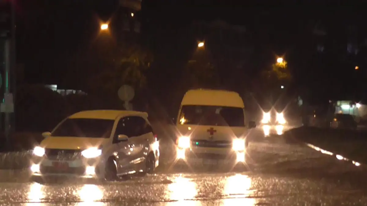 คุณพระ..!!ฝนกระหน่ำอย่างหนัก ทำอ่างทองน้ำท่วมตลาด-โรงพยาบาลกว่า สูงกว่า 50 ซม.เจ้าหน้าที่เร่งระดมสูบน้ำกู้วิกฤต