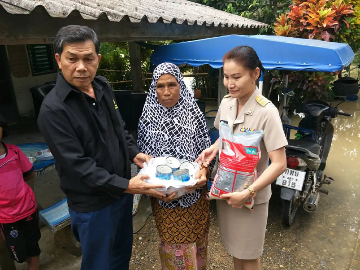 พร้อมช่วยเหลือ!! ปภ.เขต 12 สงขลาลงสตูล ตรวจสอบปลากระป๋อง เปราะเปื้อนพร้อมเปลี่ยนให้ผู้ประสบภัยทันที