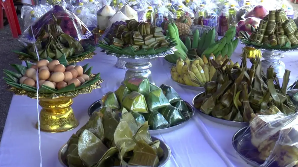 สายบุญฟังทางนี้!! ทำบุญกันแบบนี้เถอะ!! ทิ้งกระจาดโปรยทานล้านนาได้กุศลยิ่งใหญ่ แจกของกินของใช้กับคนที่ต้องการจริงๆ