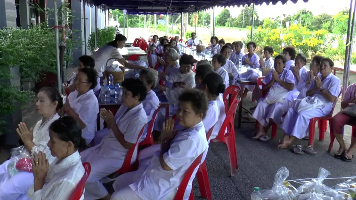 สายบุญฟังทางนี้!! ทำบุญกันแบบนี้เถอะ!! ทิ้งกระจาดโปรยทานล้านนาได้กุศลยิ่งใหญ่ แจกของกินของใช้กับคนที่ต้องการจริงๆ