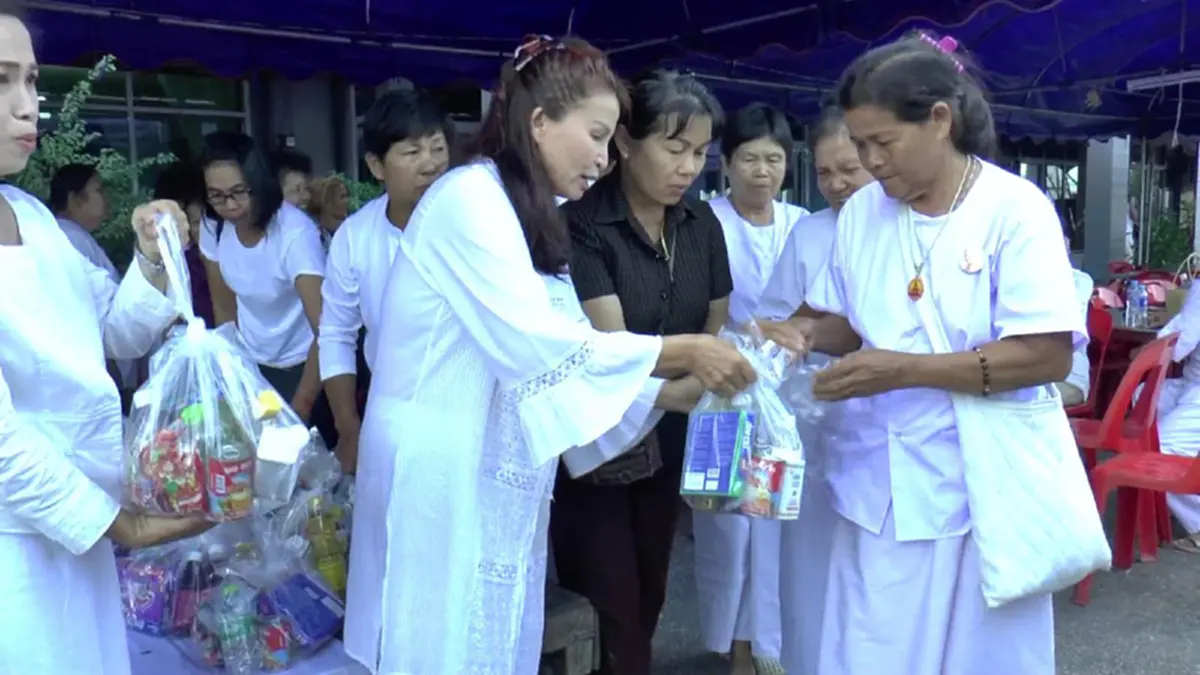 สายบุญฟังทางนี้!! ทำบุญกันแบบนี้เถอะ!! ทิ้งกระจาดโปรยทานล้านนาได้กุศลยิ่งใหญ่ แจกของกินของใช้กับคนที่ต้องการจริงๆ