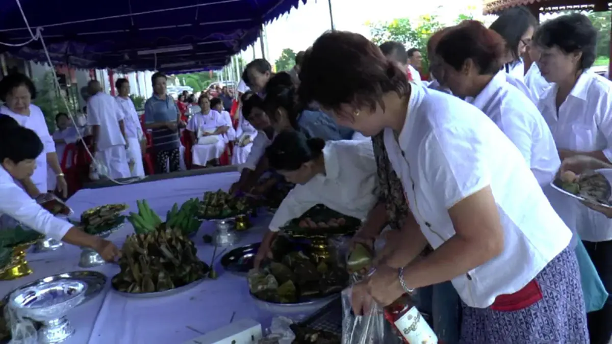 สายบุญฟังทางนี้!! ทำบุญกันแบบนี้เถอะ!! ทิ้งกระจาดโปรยทานล้านนาได้กุศลยิ่งใหญ่ แจกของกินของใช้กับคนที่ต้องการจริงๆ