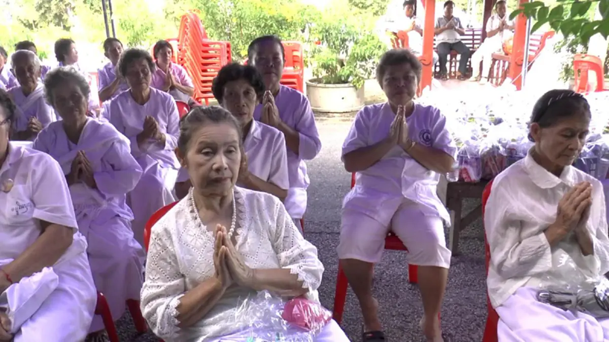 สายบุญฟังทางนี้!! ทำบุญกันแบบนี้เถอะ!! ทิ้งกระจาดโปรยทานล้านนาได้กุศลยิ่งใหญ่ แจกของกินของใช้กับคนที่ต้องการจริงๆ