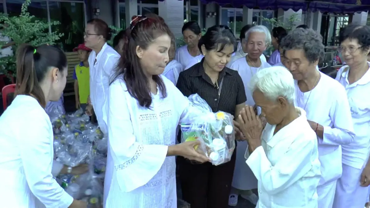 สายบุญฟังทางนี้!! ทำบุญกันแบบนี้เถอะ!! ทิ้งกระจาดโปรยทานล้านนาได้กุศลยิ่งใหญ่ แจกของกินของใช้กับคนที่ต้องการจริงๆ