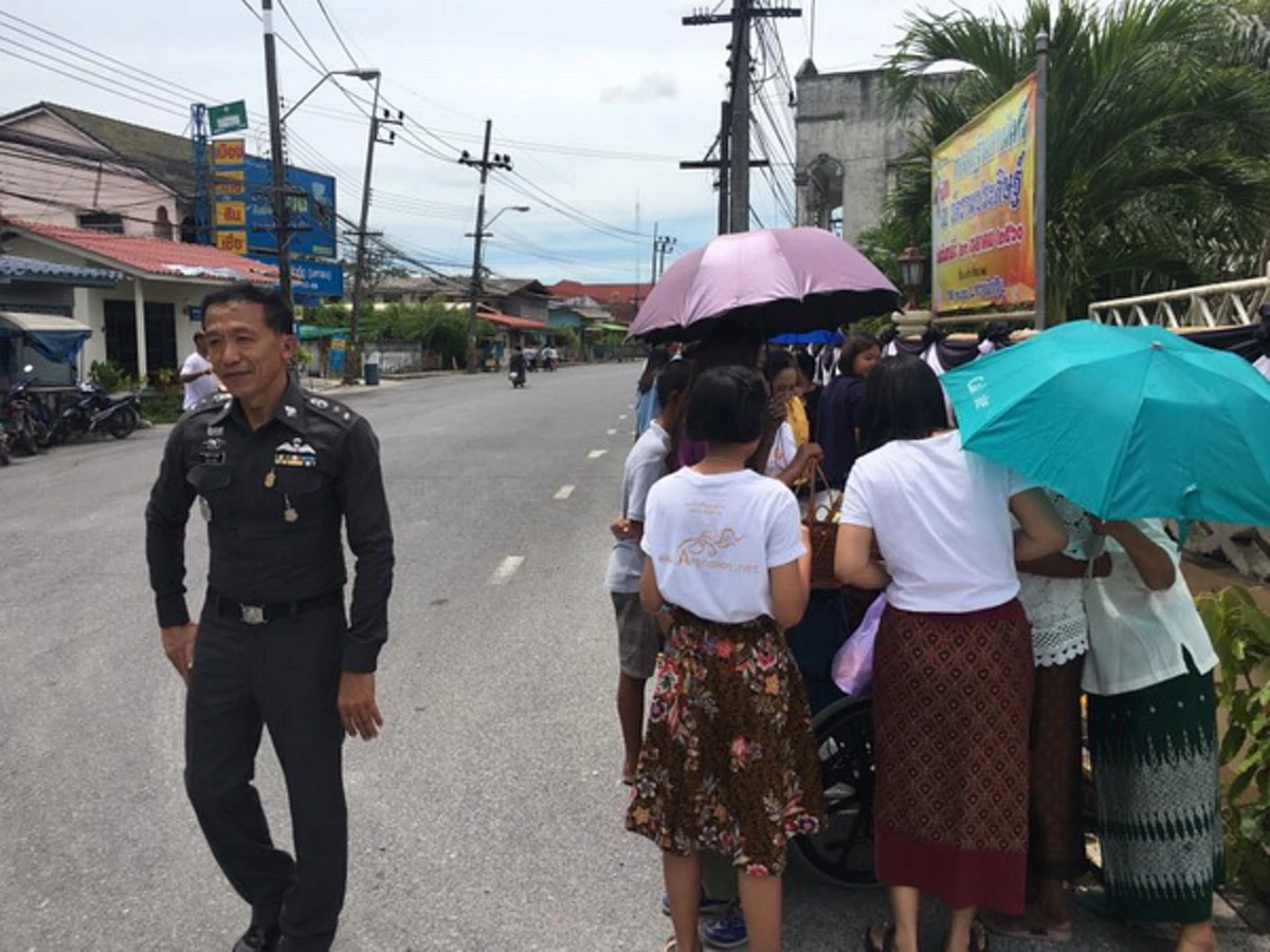 เรื่องดีๆที่ต้องช่วยแชร์!! ชาวเน็ตชื่นชม ผู้กำกับ สภ.ปากพนัง เมืองคอน ยืนโบกรถอำนวยความสะดวกจราจรด้วยตัวเอง เป็นภาพสุดประทับใจ!!