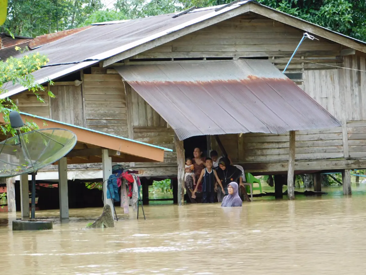 สตูลวิกฤต!! ฝนตกหนัก น้ำทะลักเข้าท่วม 7 อำเภอ เจ้าหน้าที่เร่งอพยพชาวบ้านด่วน