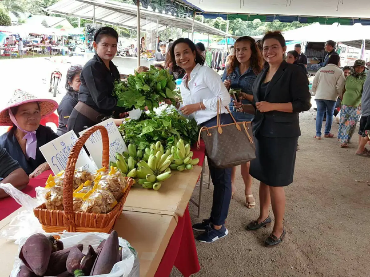 เปิดตลาดนัดสัมมาชีพ !! อำเภอสวีร่วมกับสำนักงานพัฒนาชุมชน "ตลาดนัดสัมมาชีพพัฒนาสตรี” เพิ่มช่องทางการตลาดให้สมาชิก(มีคลิป)