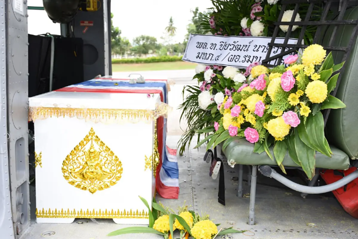 สุดเศร้าน้ำตาไหล!! มทบ.15 ตั้งขบวนกองเกียรติยศ รับศพวีระบุรุษทหารกล้า 1 ใน 4 ผู้เสียชีวิต จากเหตุการณ์คนร้ายลอบวางระเบิด กลับสู่บ้านเกิด