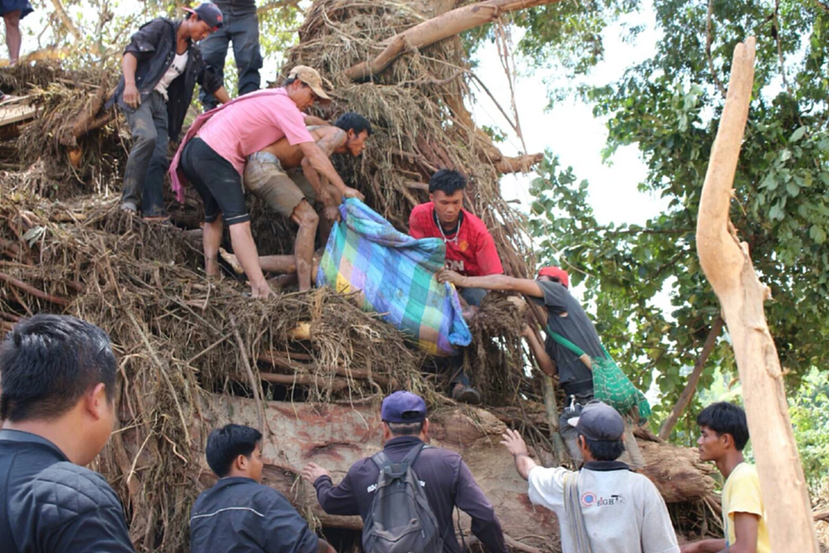 พบแล้ว 1 ศพ เหยื่อน้ำป่าซัดถล่ม อึ้ง..ลูกชายทำพิธี นั่งสมาธิเห็นภาพ บอกพิกัดทีมกู้ภัยฯ จนพบร่างไร้วิญญาณ