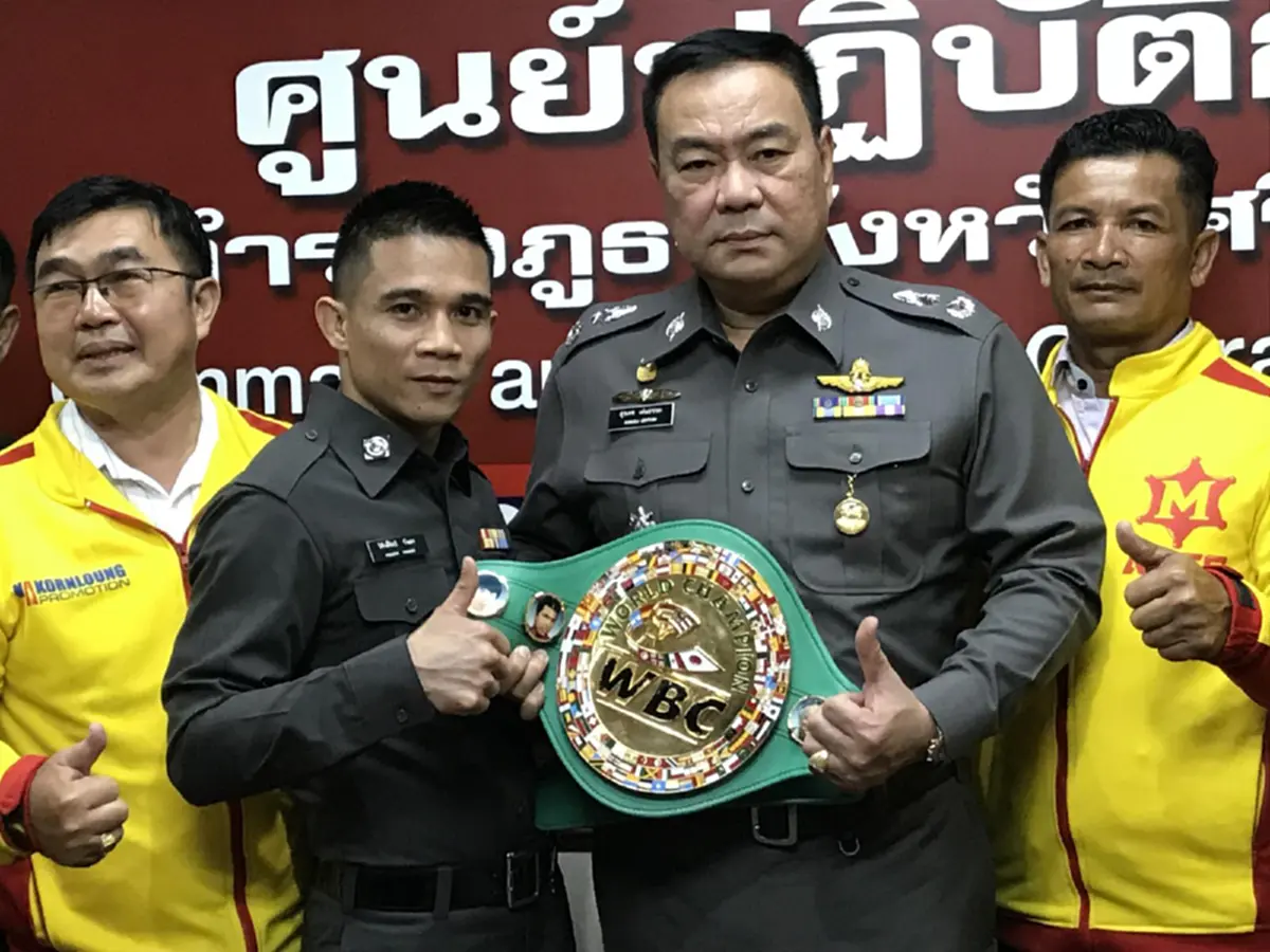 ติดยศแล้ว "ศรีสะเกษ"แชมป์โลกขวัญใจชาวไทยสวมเครื่องแบบตำรวจ ส.ต.ต. ผู้การสั่งเข้มให้ป้องกันแชมป์โลกให้นานที่สุด.. (มีคลิป)