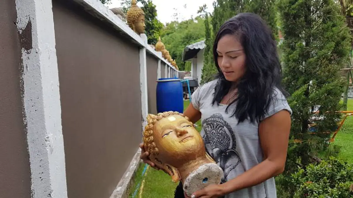 ฝรั่งยอมรื้อเศียรพระบนรั้วบ้าน อ้างบ้านติดป่าช้า ช่วยคุ้มครองจากความชั่วร้าย