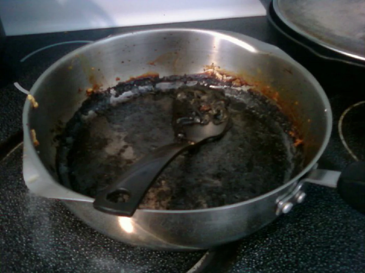 หมดเกลี้ยงแน่นอน!!! เผยวิธีกำจัดคราบดำติดหนึบใต้ก้นกระทะ...คราบไหม้ก็ไม่หวั่น...งานนี้กลับมาขาวสะอาดใหม่อีกครั้ง