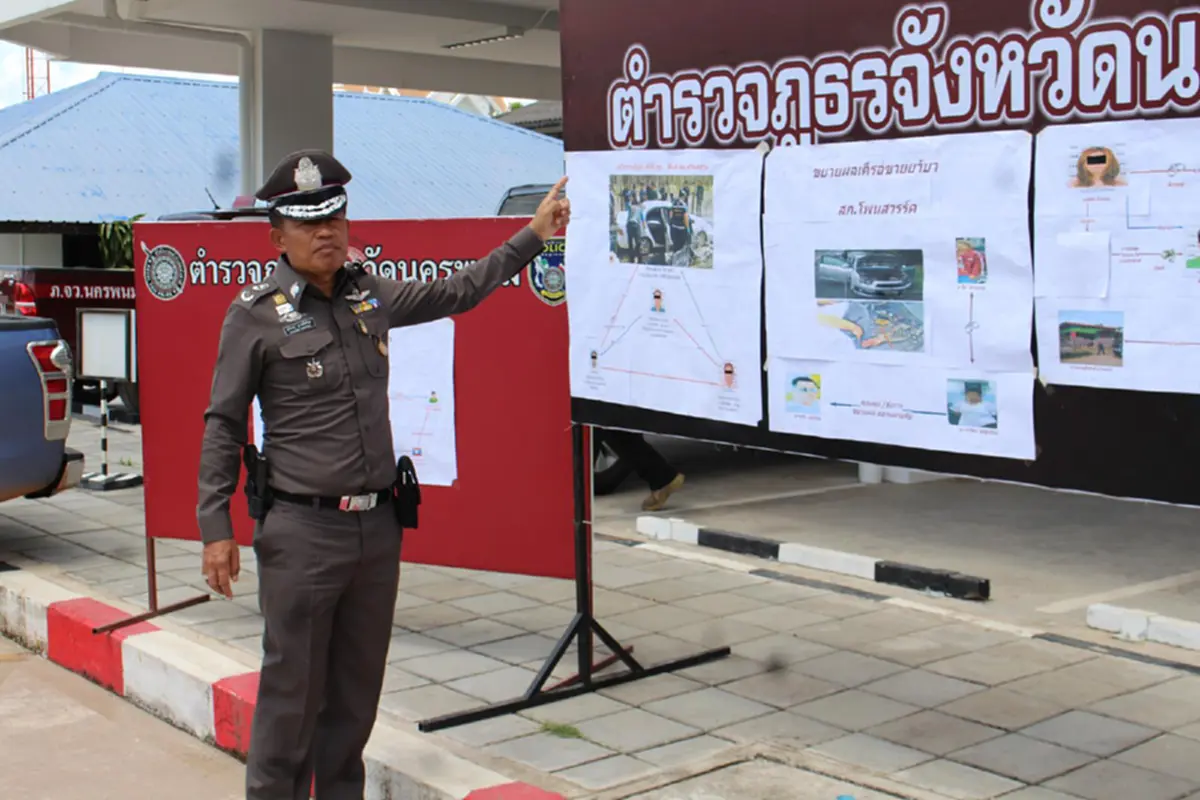 ยังไงก็หนีความจริงไม่รอด!? ผู้การตำรวจพาลุยเอาจริง ปิดล้อมตรวจค้นตามหมายคดียาเสพติด ยึดทรัพย์สินรวมกว่า 6 ล้าน (ชมคลิป)