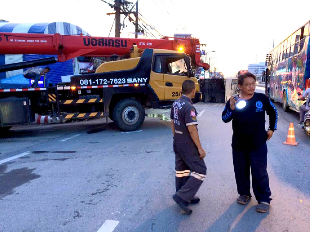 รถเครนพุ่งชนกระบะขาด 2 ท่อน ด้านลุงคนขับกระบะรอดอย่างเหลือเชื่อ!!
