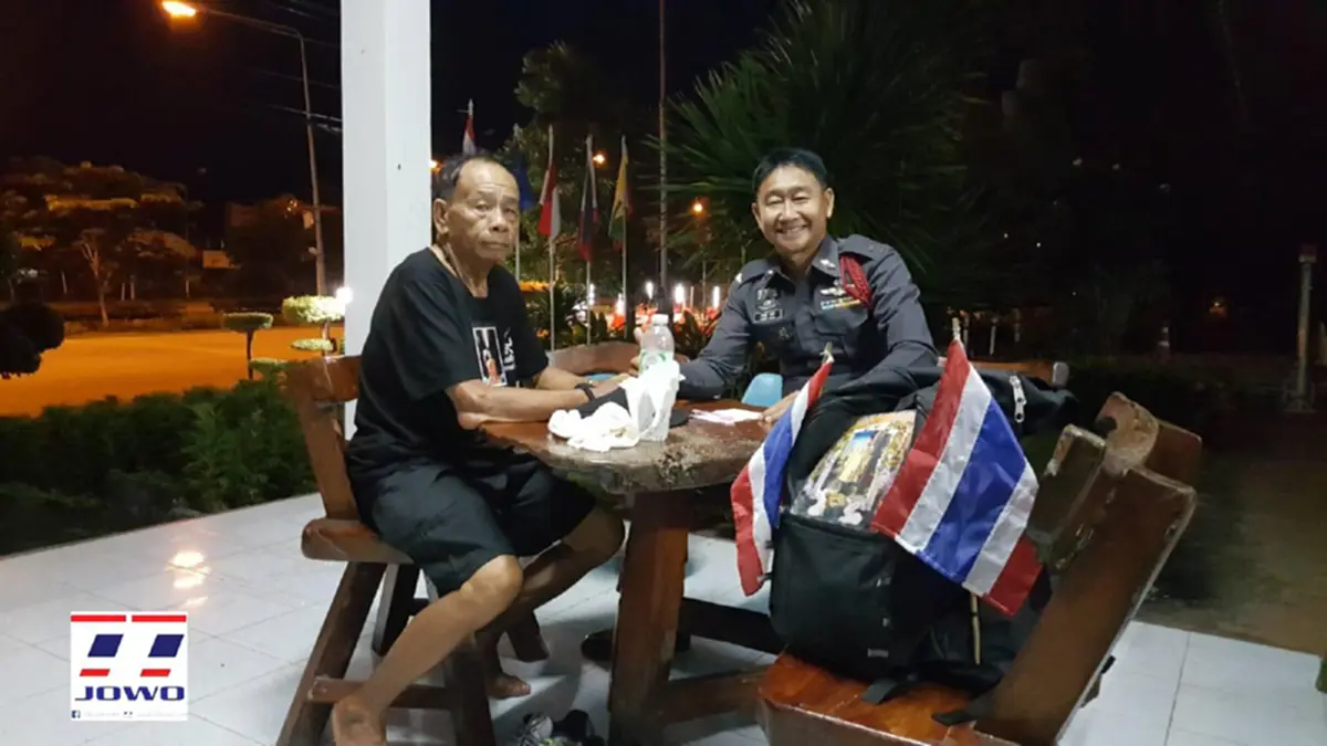 ผมภูมิใจที่ได้ทำเพื่อพระองค์ท่าน....ชายวัย 76 ปีเดินเท้าจากหนองคาย กว่า 700 กิโล เข้าแสดงความอาลัยในวันพระราชพิธีถวายพระเพลิงพระบรมศพ