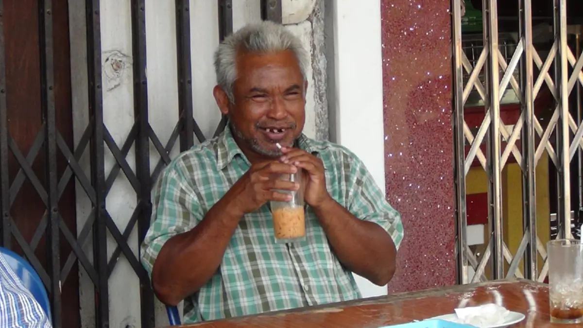 บรรยากาศสุดชิล!! หนุ่มร้านกาแฟนาโยง พลิกวิกฤติให้เป็นโอกาส ลุยน้ำน้ำท่วมขายกาแฟ ลูกค้าอุดหนุนเพียบ