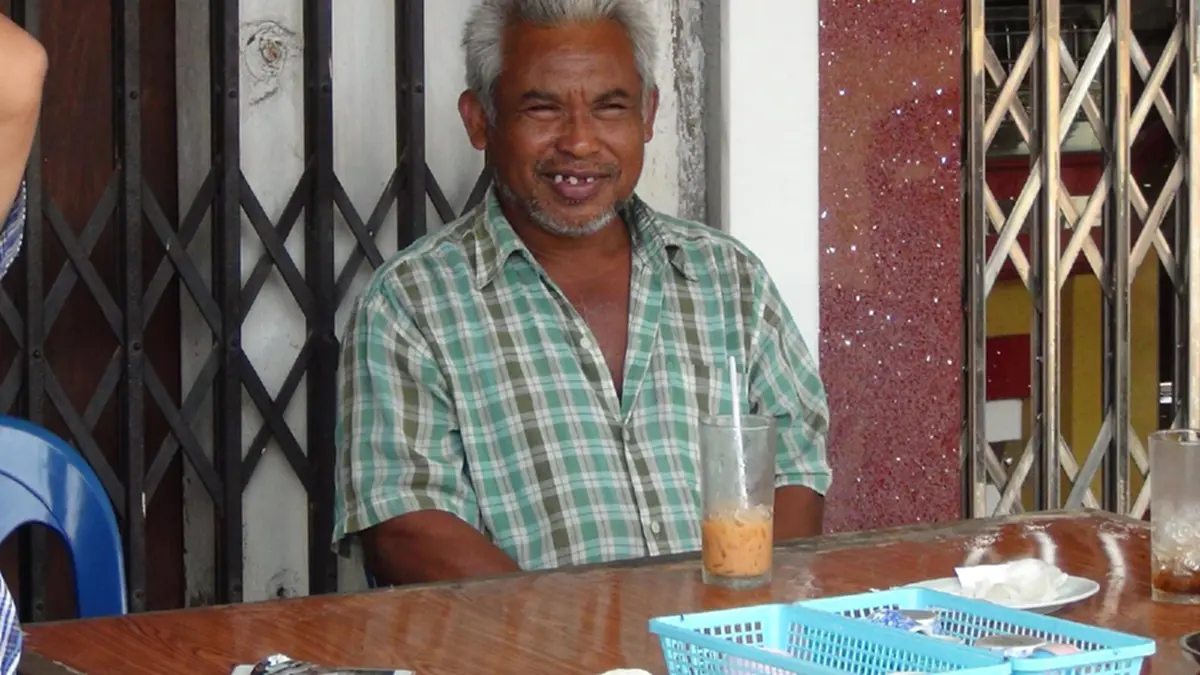 บรรยากาศสุดชิล!! หนุ่มร้านกาแฟนาโยง พลิกวิกฤติให้เป็นโอกาส ลุยน้ำน้ำท่วมขายกาแฟ ลูกค้าอุดหนุนเพียบ