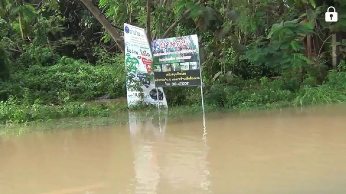 แม่เมาะหวั่นวิกฤต!! ฝนถล่มต่อเนื่องเกือบชั่วโมง เกิดน้ำป่าไหลหลากเข้าท่วมพื้นที่ ปภ.เตือนประชาชนเฝ้าระวัง 24 ชั่วโมง