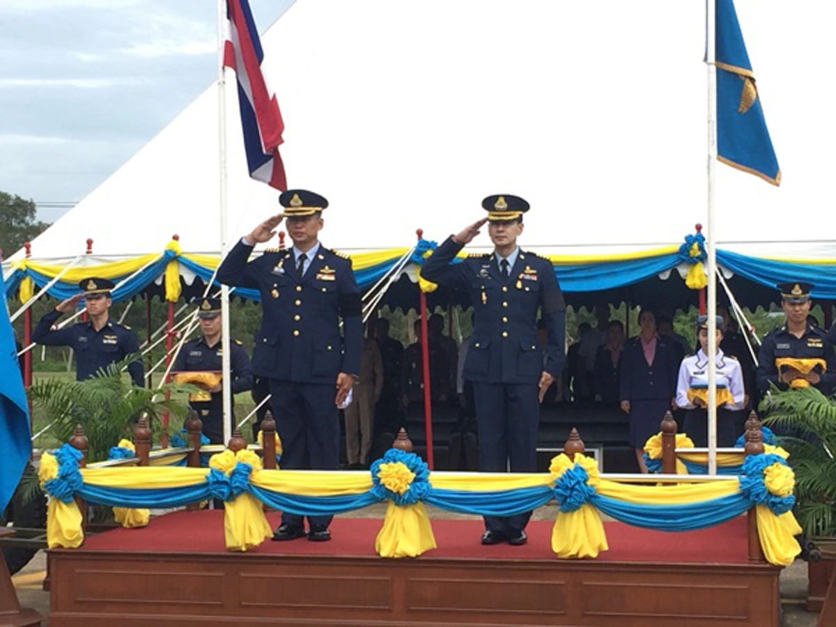 กองบิน 7 สุราษฎร์ฯ จัดพิธีสวนสนาม รับ-ส่ง หน้าที่ผู้บังคับการ พร้อมโชว์ฝูงบินกิฟเพ่น เขี้ยวเล็บทางอากาศแดนใต้ สวนสนามอย่างยิ่งใหญ่ (มีคลิป)