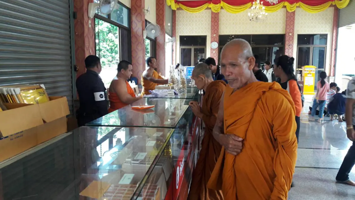 ปฏิบัติตามอย่างเคร่งครัด...วัดโพธิ์ชัย พระอารามหลวง ยึดคำสั่งมหาเถรสมาคมไม่ตั้งโต๊ะเช่าพระ วัตถุมงคล ยังพระอุโบสถ (ดูคลิป)