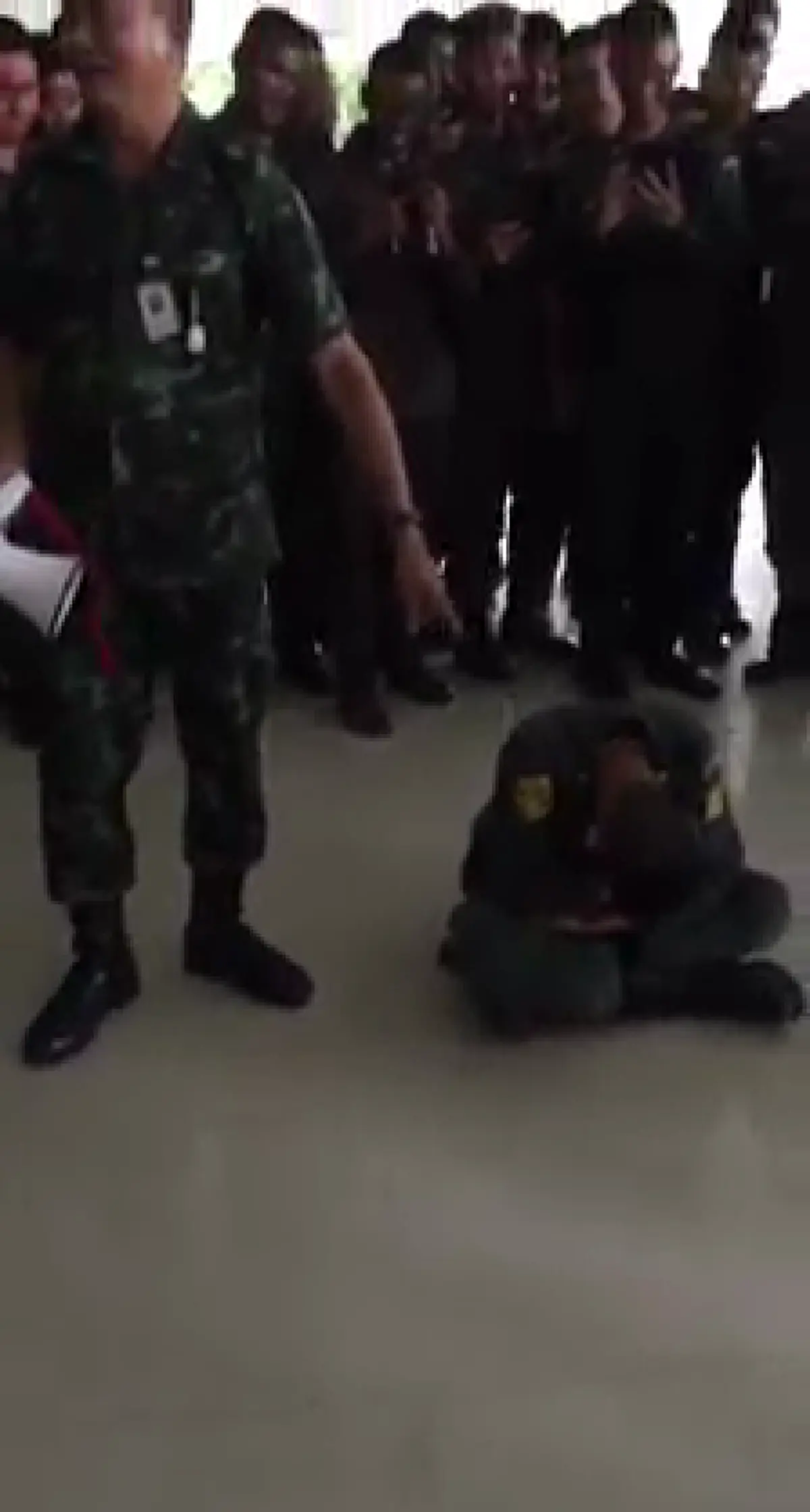 หลับลึก...อะไรขนาดนั้น!! ขำกันกระจาย คลิป รด. นั่งหลับ ไม่ว่าเพื่อนและครูฝึกจะเรียกอย่างไรก็ไม่ตื่น (คลิป)