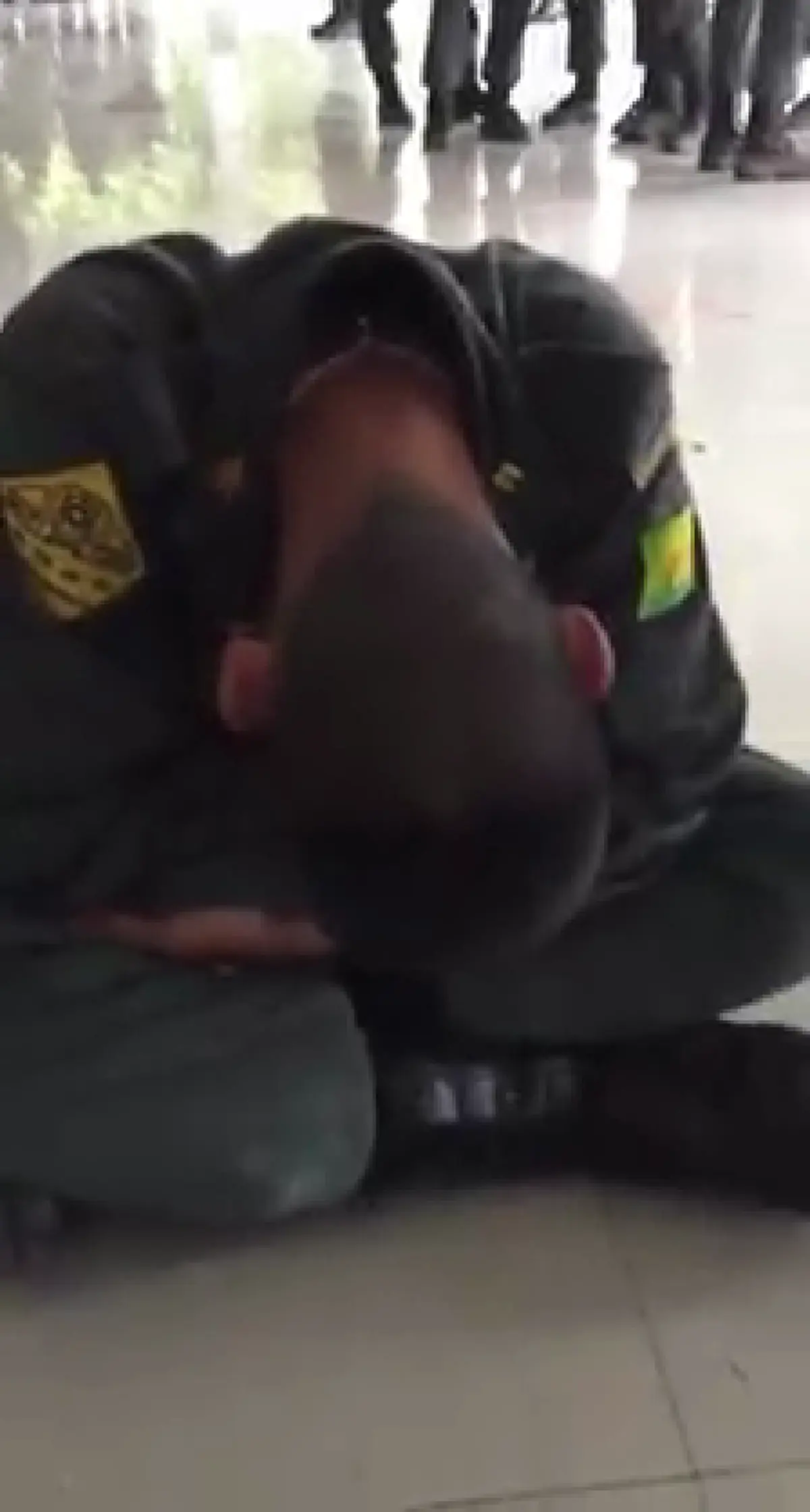 หลับลึก...อะไรขนาดนั้น!! ขำกันกระจาย คลิป รด. นั่งหลับ ไม่ว่าเพื่อนและครูฝึกจะเรียกอย่างไรก็ไม่ตื่น (คลิป)