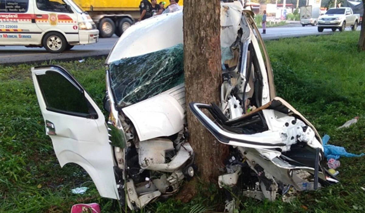 รถตู้รับจ้าง พุ่งชนต้นไม้อย่างจังคาดคนขับหลับใน  กลับจากเคารพพระบรมศพ ดับคาที่ 1 บาดเจ็บระนาว