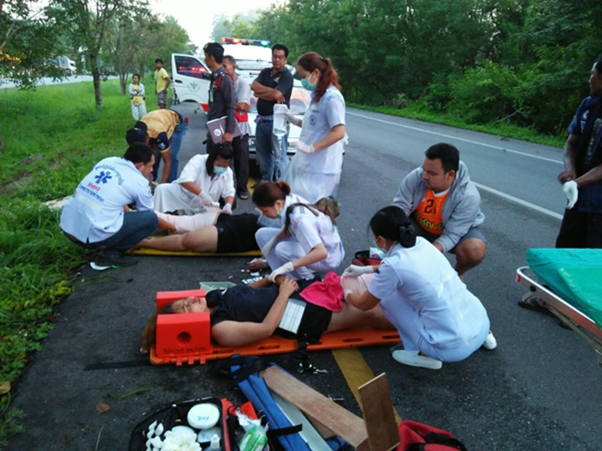 รถตู้รับจ้าง พุ่งชนต้นไม้อย่างจังคาดคนขับหลับใน  กลับจากเคารพพระบรมศพ ดับคาที่ 1 บาดเจ็บระนาว