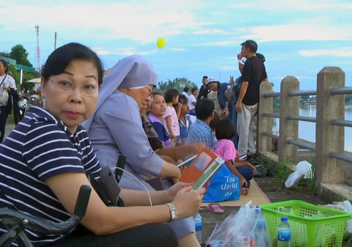 ยกมือสาธุท่วมหัว!! นทท.กว่าหมื่นคนหลั่งไหลชมบั้งไฟพญานาคพุ่งขึ้นจากแม่น้ำโขงทุกจุดได้เฮ ลั่นไม่ผิดหวังที่ได้มาดู (มีคลิป)