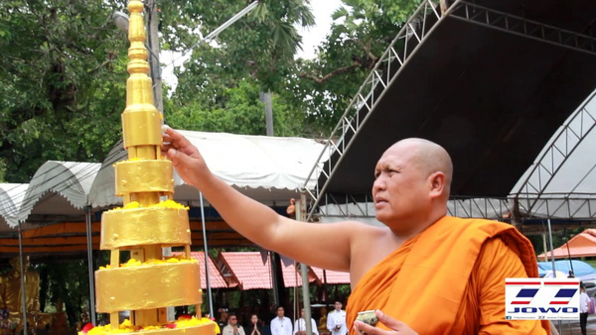 อัศจรรย์!! พิธีอัญเชิญนพปฎลสุวรรณฉัตร สู่ยอดพระเมรุมาศจำลอง ท่ามกลางท้องฟ้ามืดครึ้มเมฆบดบังแสงพระอาทิตย์ ฝนตกรอบวัดแต่ภายในพิธีกลับไม่มีฝน