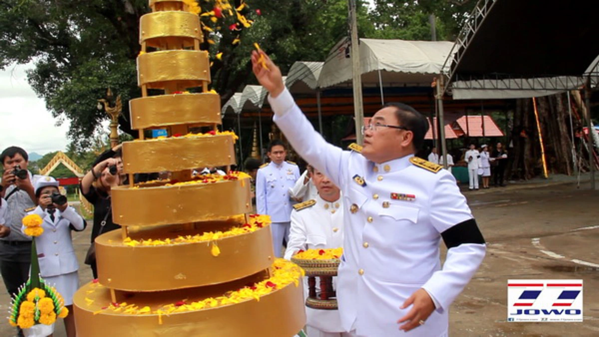อัศจรรย์!! พิธีอัญเชิญนพปฎลสุวรรณฉัตร สู่ยอดพระเมรุมาศจำลอง ท่ามกลางท้องฟ้ามืดครึ้มเมฆบดบังแสงพระอาทิตย์ ฝนตกรอบวัดแต่ภายในพิธีกลับไม่มีฝน