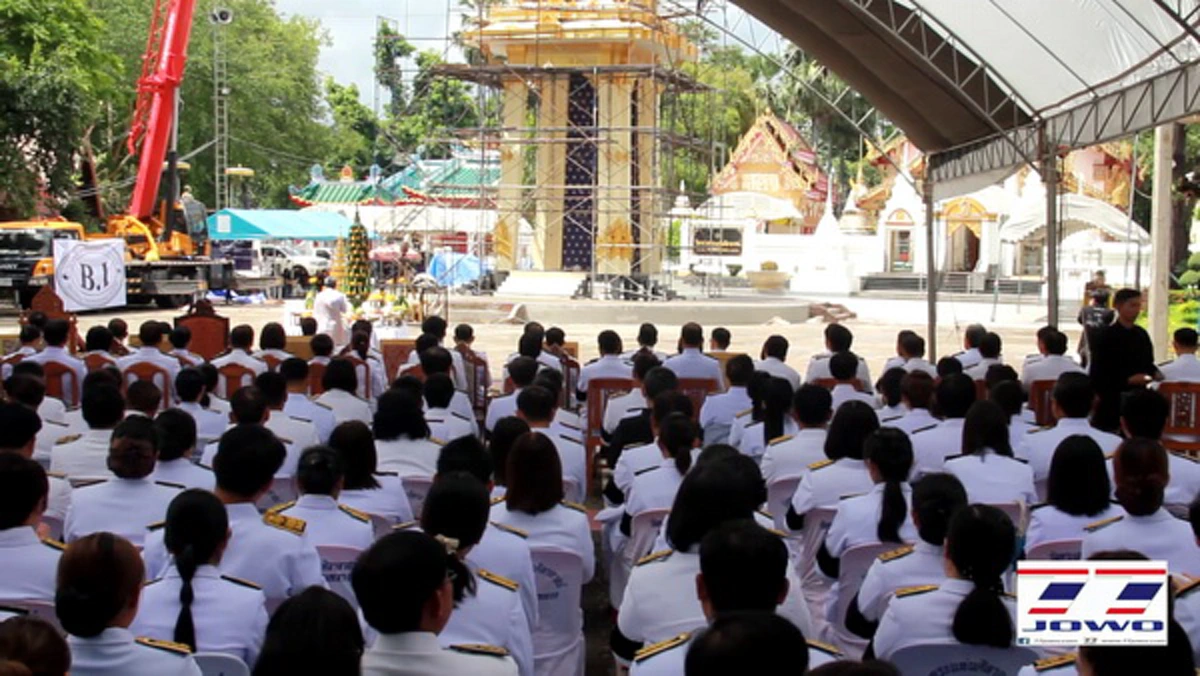 อัศจรรย์!! พิธีอัญเชิญนพปฎลสุวรรณฉัตร สู่ยอดพระเมรุมาศจำลอง ท่ามกลางท้องฟ้ามืดครึ้มเมฆบดบังแสงพระอาทิตย์ ฝนตกรอบวัดแต่ภายในพิธีกลับไม่มีฝน