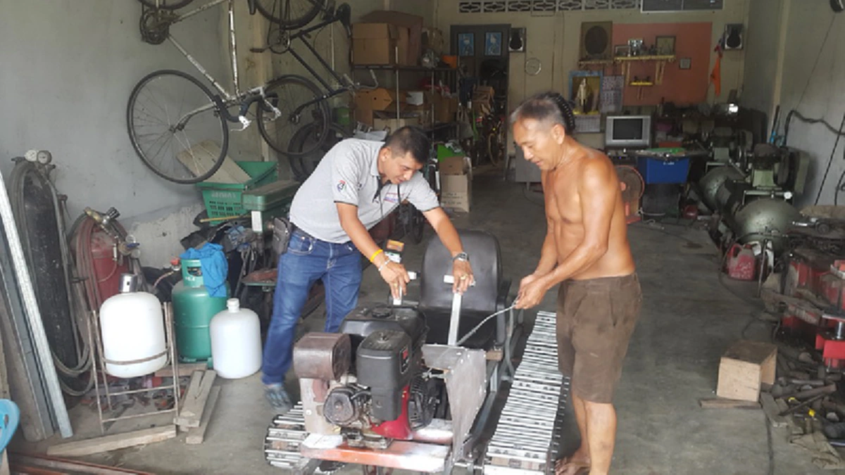 บอกเลย ใครเห็นต้อง อึ้ง ในความคิดสุดบรรเจิด จบ ป 7 ก็ทำได้นะ รถตีนตะขาบ  ไอเดียสุดเจ๋ง ทำจากสิ่งของเหลือใช้ แถมใช้งานได้จริง!