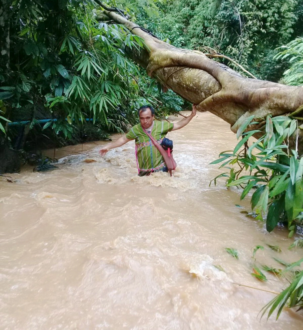 สุดหวาดเสียว!! นักท่องเที่ยวถูกน้ำป่าซัด ร่างกระแทกโขดหิน เข่าหลุด เจ้าหน้าที่รีบให้ความช่วยเหลืออย่างยากลำบาก