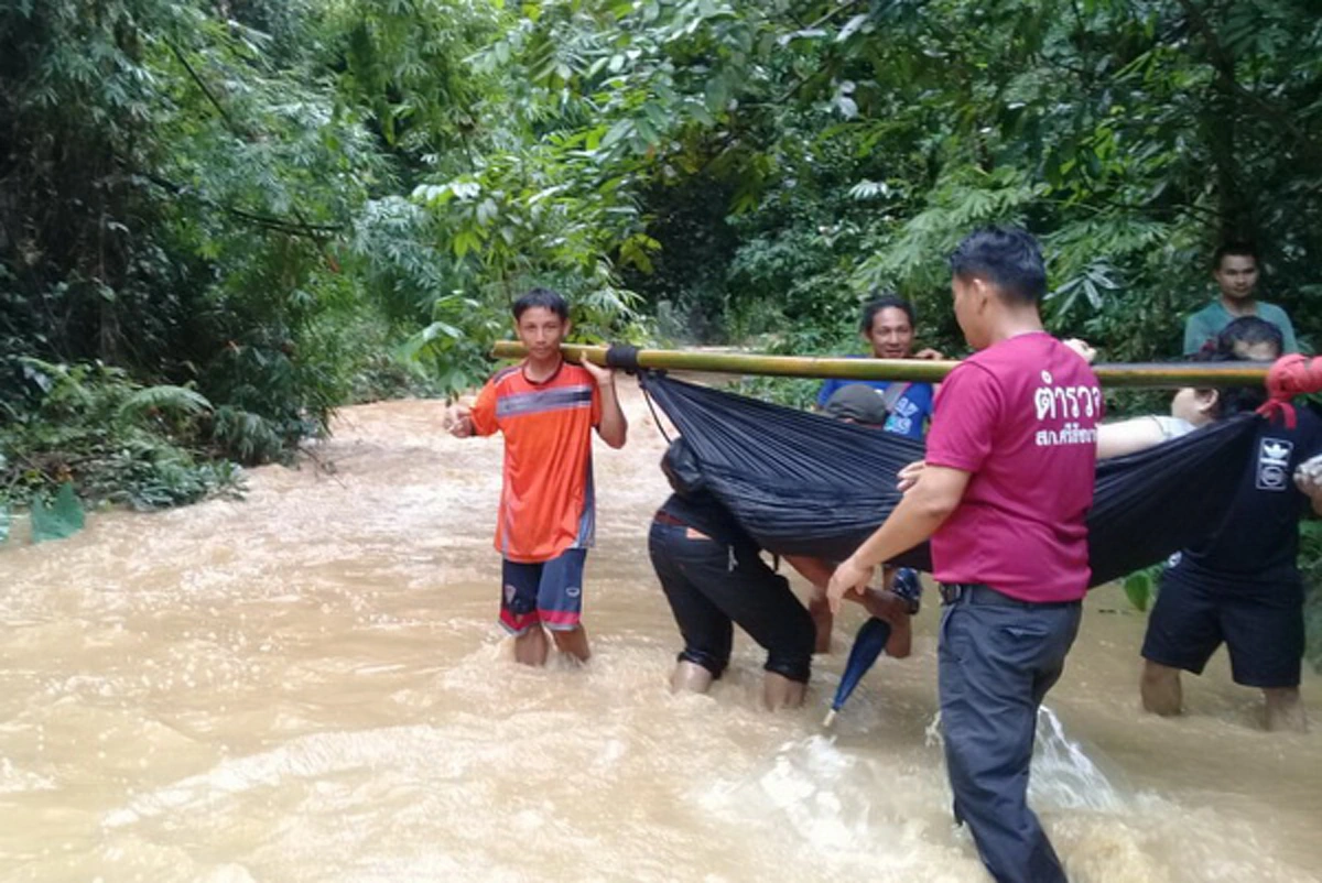 สุดหวาดเสียว!! นักท่องเที่ยวถูกน้ำป่าซัด ร่างกระแทกโขดหิน เข่าหลุด เจ้าหน้าที่รีบให้ความช่วยเหลืออย่างยากลำบาก