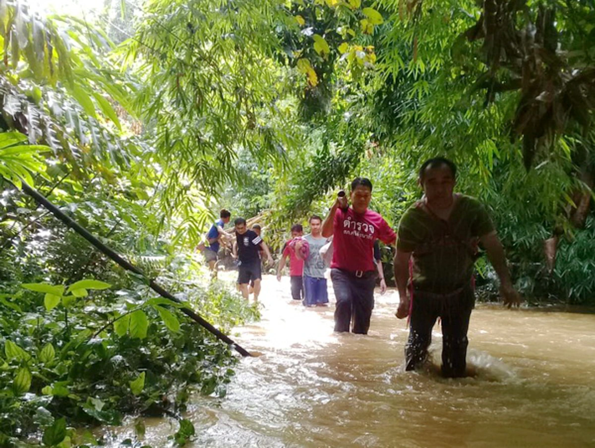 สุดหวาดเสียว!! นักท่องเที่ยวถูกน้ำป่าซัด ร่างกระแทกโขดหิน เข่าหลุด เจ้าหน้าที่รีบให้ความช่วยเหลืออย่างยากลำบาก