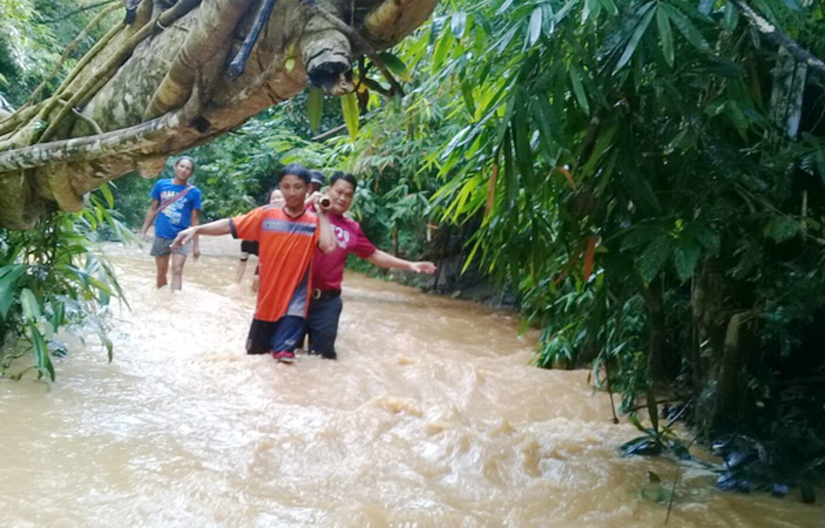 สุดหวาดเสียว!! นักท่องเที่ยวถูกน้ำป่าซัด ร่างกระแทกโขดหิน เข่าหลุด เจ้าหน้าที่รีบให้ความช่วยเหลืออย่างยากลำบาก