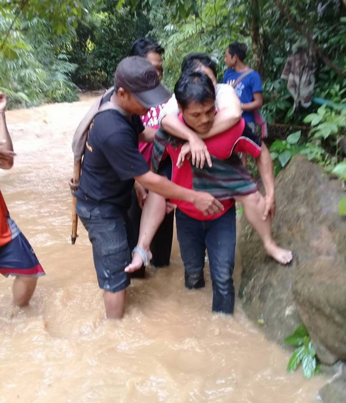 สุดหวาดเสียว!! นักท่องเที่ยวถูกน้ำป่าซัด ร่างกระแทกโขดหิน เข่าหลุด เจ้าหน้าที่รีบให้ความช่วยเหลืออย่างยากลำบาก