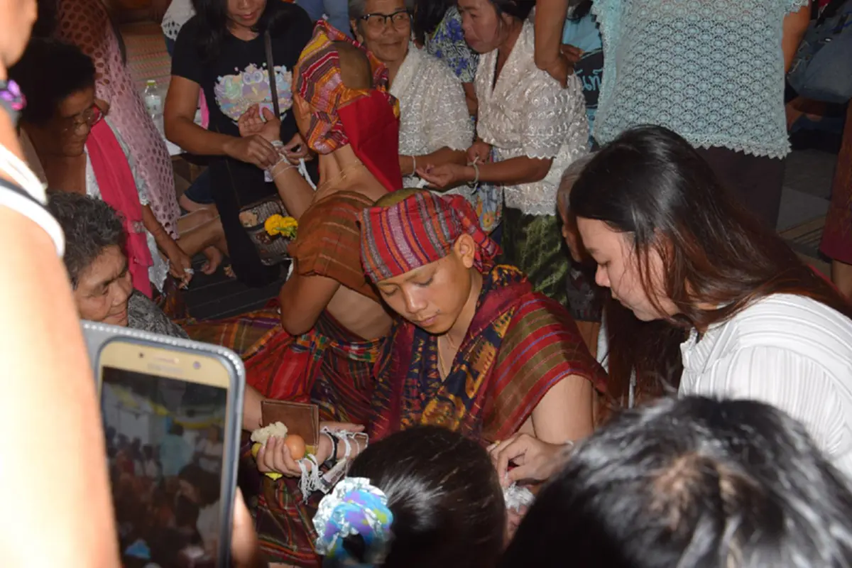 แห่กันมาบ้านแทบแตก!! แฟนคลับ และชาวบ้านหลายร้อยชีวิต แห่กันมาร่วมพิธีปลงผมและสู่ขวัญนาค นักร้องคนดัง "เบิ้ล ปทุมราช"