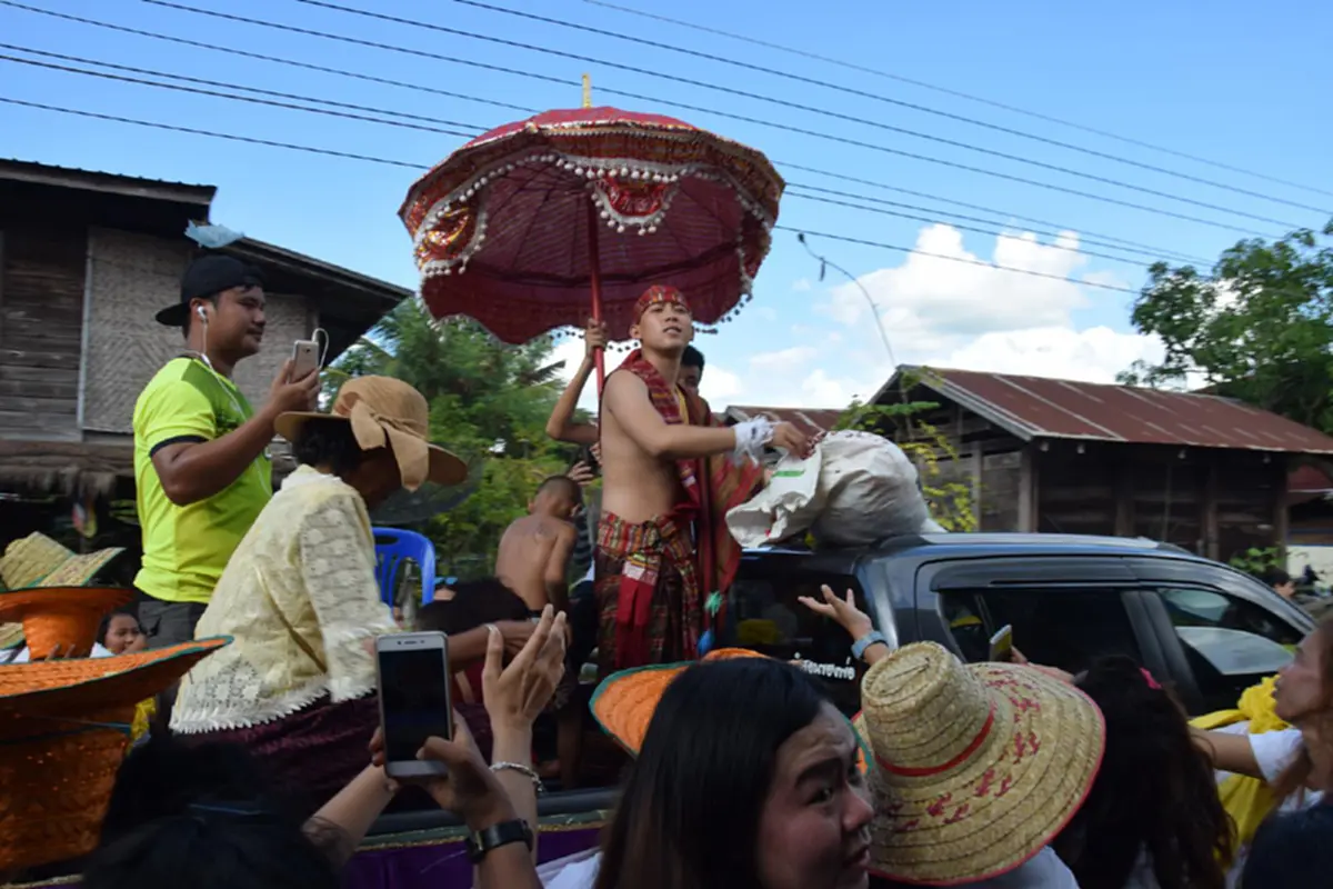 แห่กันมาบ้านแทบแตก!! แฟนคลับ และชาวบ้านหลายร้อยชีวิต แห่กันมาร่วมพิธีปลงผมและสู่ขวัญนาค นักร้องคนดัง "เบิ้ล ปทุมราช"