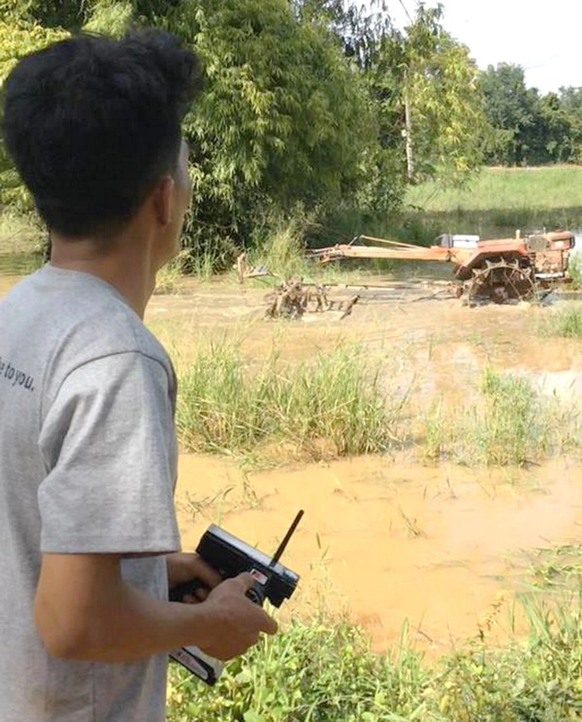 โครตเจ๋ง!!! รถไถนาไร้คนขับ.. หนุ่มสุโขทัยประดิษฐ์ “รถไถบังคับวิทยุ” บอกศึกษาเอง สนุกดีผมชอบ (มีคลิป)