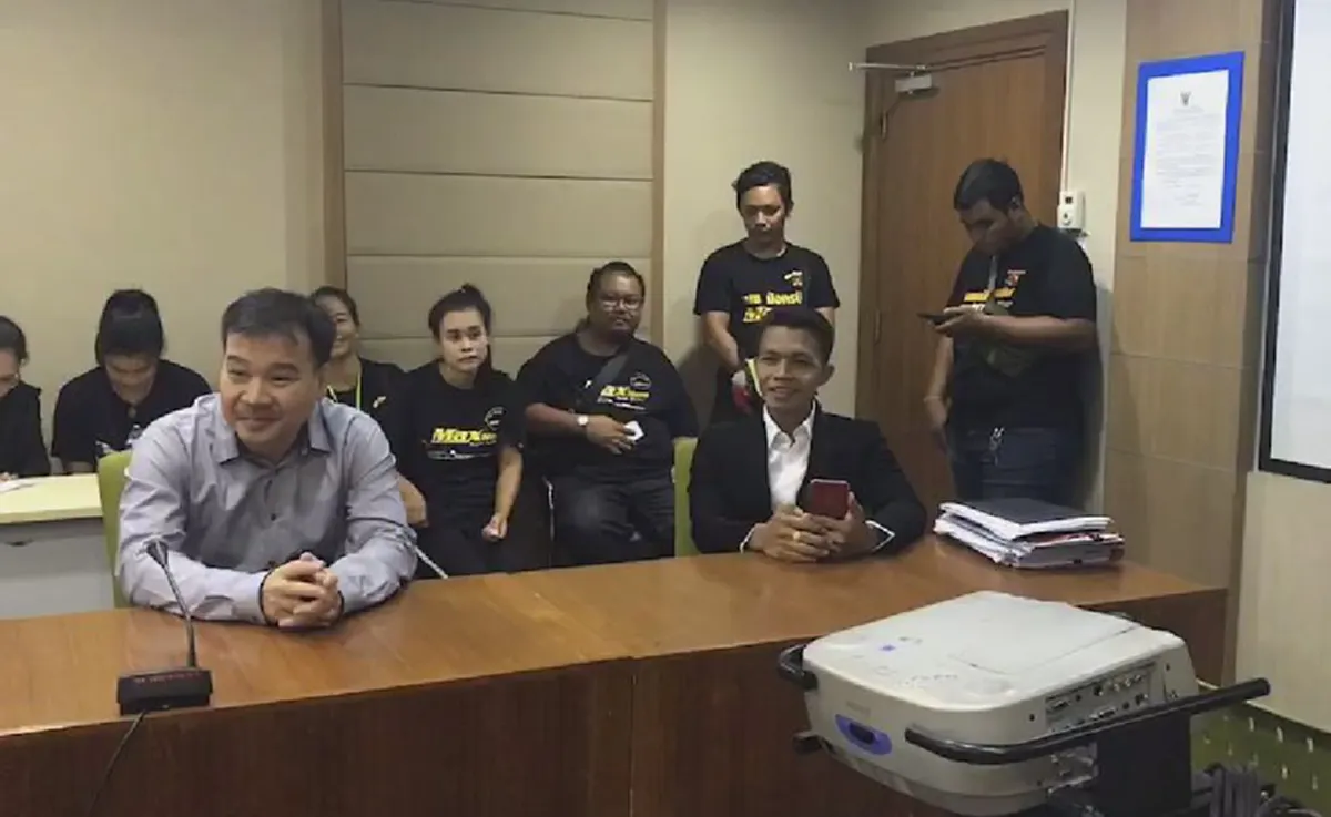  เมฆ มังกรบิน ร่วมฟังผลสอบ