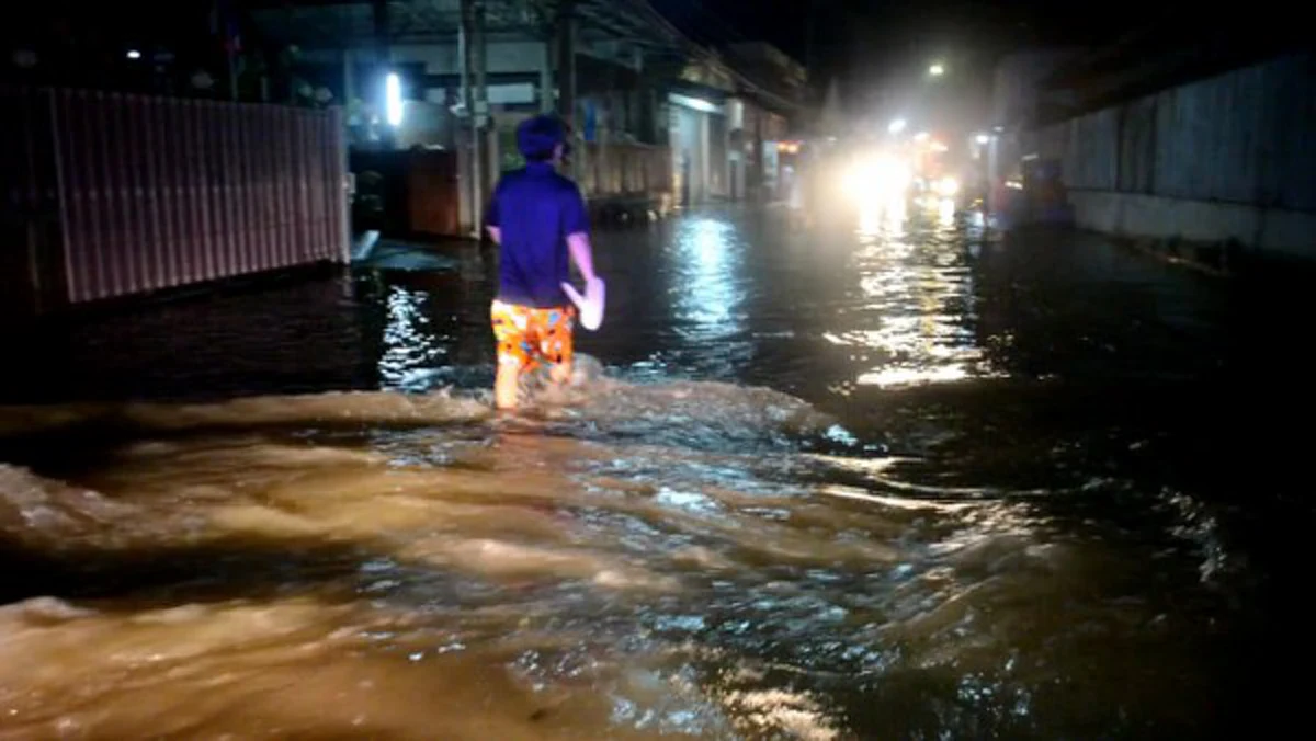 ระทึกกลางดึก อ่างทอง!!น้ำจากแม่น้ำเจ้าพระยาทะลักเข้าตลาดป่าโมก ขนของหนีโกลาหล