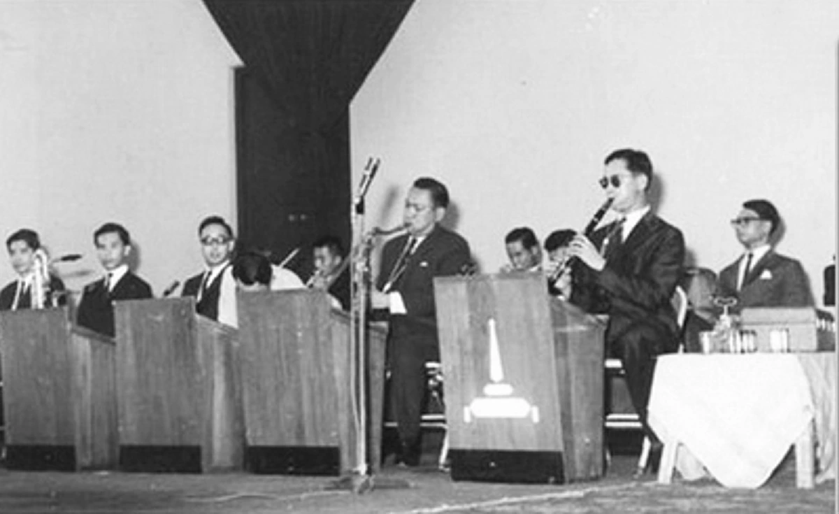 คลิปหาดูยาก!! ในหลวงรัชกาลที่ 9 ทรงแซกโซโฟนรับเสด็จ สมเด็จย่า พระมหากษัตริย์ผู้ทรงเป็นต้นแบบของความกตัญญู อบอุ่นจนน้ำตาไหล (คลิป)