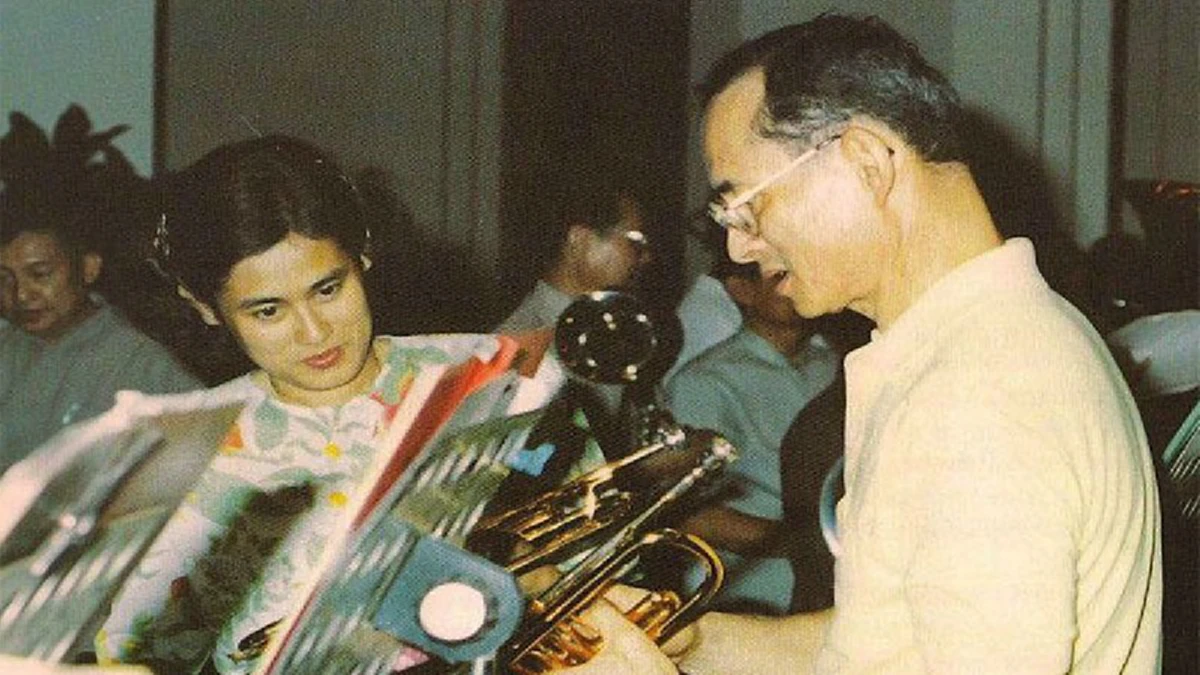 คลิปหาดูยาก!! ในหลวงรัชกาลที่ 9 ทรงแซกโซโฟนรับเสด็จ สมเด็จย่า พระมหากษัตริย์ผู้ทรงเป็นต้นแบบของความกตัญญู อบอุ่นจนน้ำตาไหล (คลิป)