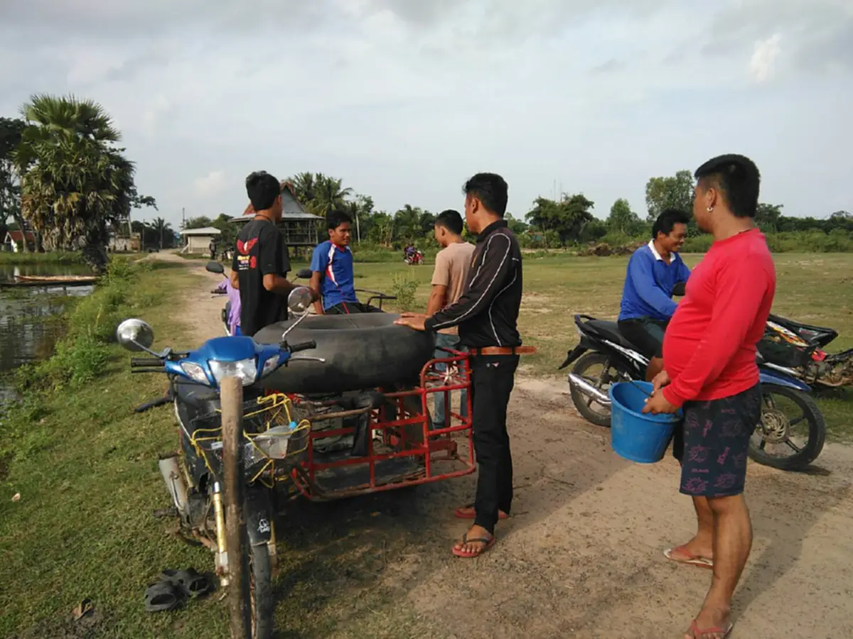 ในน้ำมีปลา ในนามีข้าว!! ชาวบ้านท่าลาด หาปลาโดยใช้วิธีแบบชาวบ้านๆ พร้อมน้อมนำเอาหลักปรัชญาเศรษฐกิจพอเพียง มาปรับใช้ในการดำเนินชีวิต