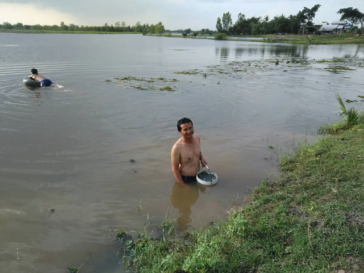 ในน้ำมีปลา ในนามีข้าว!! ชาวบ้านท่าลาด หาปลาโดยใช้วิธีแบบชาวบ้านๆ พร้อมน้อมนำเอาหลักปรัชญาเศรษฐกิจพอเพียง มาปรับใช้ในการดำเนินชีวิต