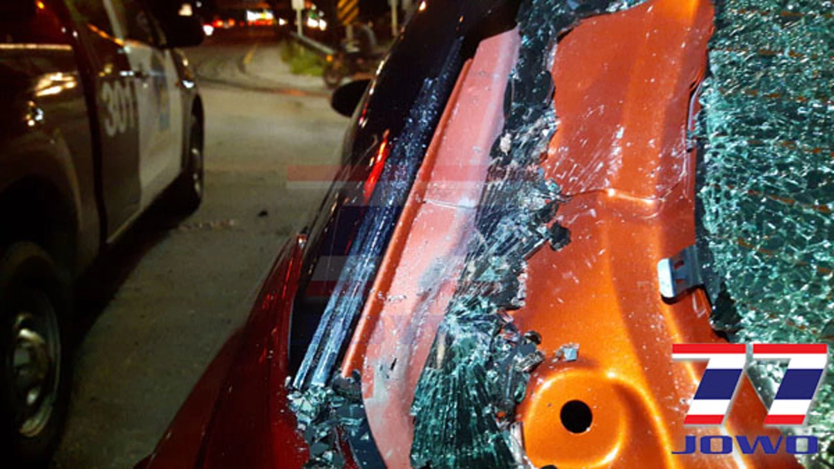 เสียงดังสนั่นยูเทิร์น !! คนขับเก๋งเผยกำลังกลับรถอยู่ดีๆ ได้ยินเสียงดังจากท้ายรถ ลงมาดูพบหนุ่มซิ่ง จยย. ชนเต็มแรง ถึงกับสาหัส!! (มีคลิป)