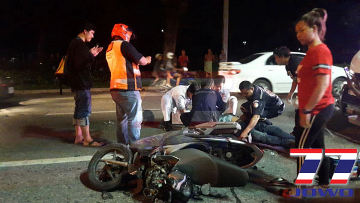 เสียงดังสนั่นยูเทิร์น !! คนขับเก๋งเผยกำลังกลับรถอยู่ดีๆ ได้ยินเสียงดังจากท้ายรถ ลงมาดูพบหนุ่มซิ่ง จยย. ชนเต็มแรง ถึงกับสาหัส!! (มีคลิป)